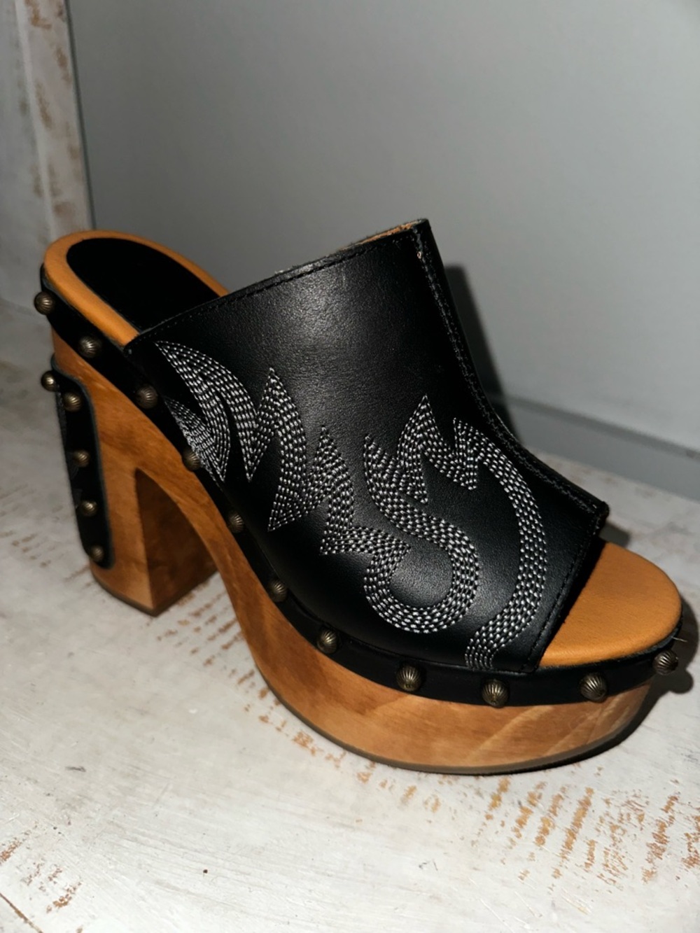 dingo women’s free spirit wooden sandals - Picture 9 of 16
